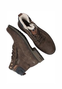 Botas de senderismo de cuero marrón con forro de felpa suave, ojales de metal, cremallera lateral y suelas de goma; incluye marcas y acentos de color.