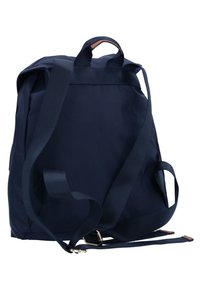 Zaino navy realizzato in tessuto resistente, con spallacci regolabili, forma strutturata e un'accortezza marrone contrastante sul manico superiore.