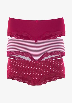Drie paar damesonderbroeken: effen magenta, gestreept magenta en wit, en met stippen in magenta. Allemaal met kantafwerking en kleine strikaccenten.