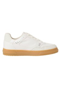 Vit lädersneaker med texturerad häl, tan gummisula och snörningsdesign. Har subtila grå detaljer på sidan.
