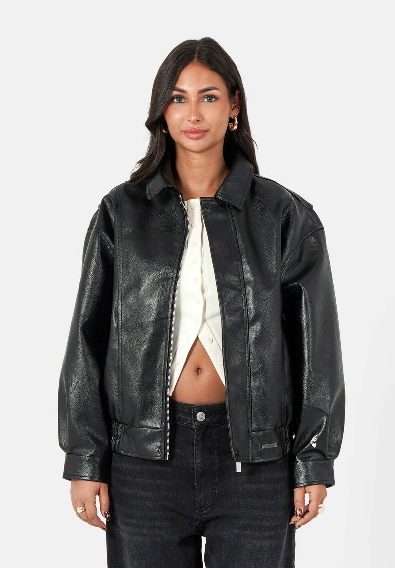 Zwarte leren bomberjack met een kraag, een gestructureerd oppervlak, een oversized pasvorm, ritssluiting en zijzakken.