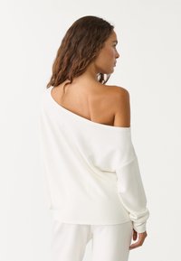 Stradivarius SOFT-TOUCH EXPOSED SHOULDER - Mikina - white