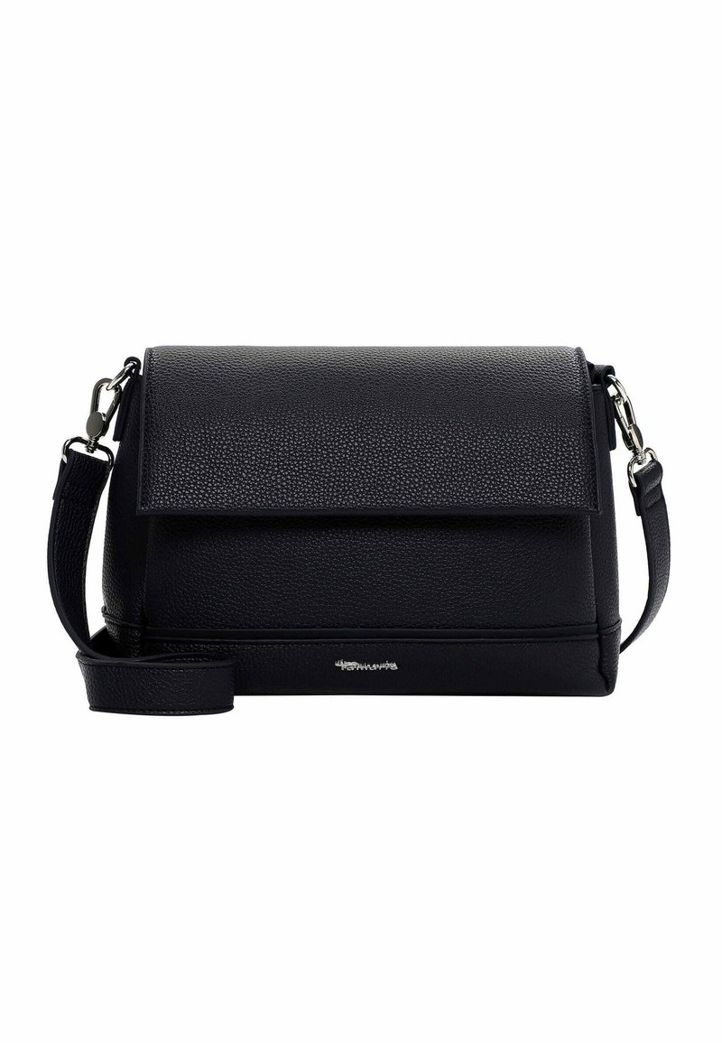 Czarna skórzana torba listonoszka o teksturowanym wykończeniu, zamykana na klapę, z regulowanym paskiem i srebrnymi elementami metalowymi. Rozmiar średni.