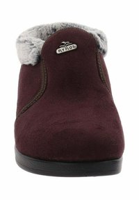 Scarpa slip-on bordeaux con un morbido colletto in pelliccia grigia. Texture simile alla pelle scamosciata, punta rotonda e suola in gomma nera. Presenta un logo sul davanti.
