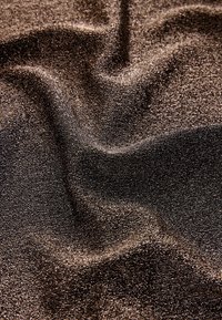 Tissu métallique marron foncé avec une texture fine pailletée, présenté avec des plis doux et des reflets lumineux sur la surface.