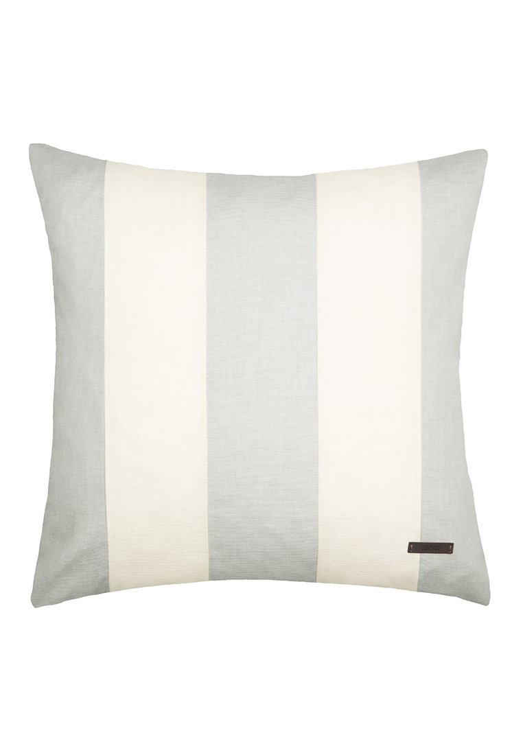 Rektangulär kudde med växlande vertikala ljusgrå och off-white ränder och en liten mörk etikett i nedre högra hörnet.