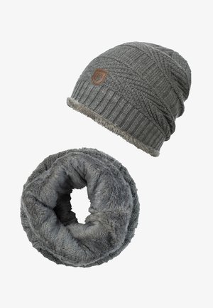 Grau gestrickte Mütze mit strukturierten Mustern und einem felligen Innenfutter, kombiniert mit einem passenden grauen Fleece-Infinity-Schal. Beide Artikel sind weich und warm.