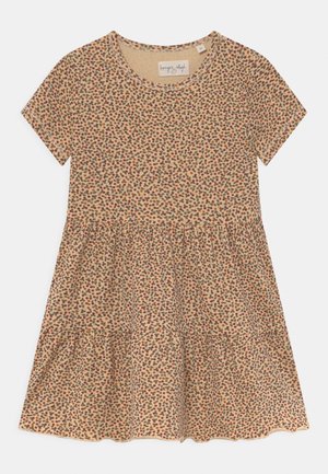 Kortærmet beige kjole med rødt, brunt og mørkegrønt spredt bladmønster, rund hals, indsnævret talje og flydende nederdel.