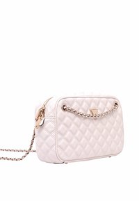 Borsa a tracolla bianca trapuntata con catena dorata, chiusura con zip e un emblema del logo sul davanti; texture in pelle liscia, forma rettangolare.