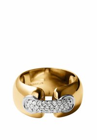 Anillo de oro con una banda lisa y redondeada que presenta un acento plateado con múltiples pequeñas piedras transparentes. Acabado pulido, diseño moderno.