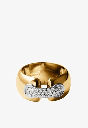 Anillo de oro con una banda lisa y redondeada que presenta un acento plateado con múltiples pequeñas piedras transparentes. Acabado pulido, diseño moderno.