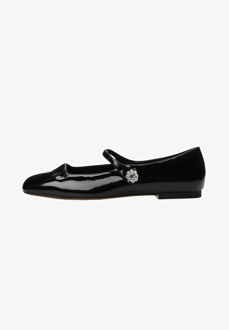 Chaussure plate en cuir verni noir avec un bout arrondi, une sangle réglable et un accent décoratif en forme de fleur sur le côté. Texture lisse.