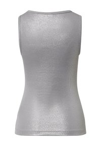 Mouwloze zilveren metallic tanktop met een ronde halslijn en een gladde, glanzende textuur, van achteraf weergegeven.