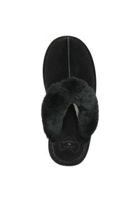 Zwarte schapenvacht pantoffel met een zacht bonten band, gladde textuur en gestikte rand. Voorzien van een logo-afdruk op de voetbed.