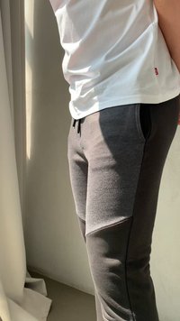 Jogging neri con pannelli laterali a contrasto, realizzati in morbido misto cotone. Presentano una vita con cordoncino e tasche laterali. Indossati con una t-shirt bianca.