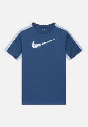 Tumesinine Nike t-särk helesiniste õlgadega, millel on rinnal moonutatud valge Nike Swoosh logo. Valmistatud pehmest kangast.