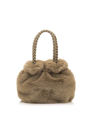 Sac à main en fausse fourrure marron avec une poignée tressée et une forme arrondie. Présente une texture douce et un design froncé en haut.