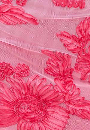 Roze geborduurde bloemenkantstof met verhoogde bloemen en ingewikkelde texturen, met verschillende tinten roze en delicate netting.