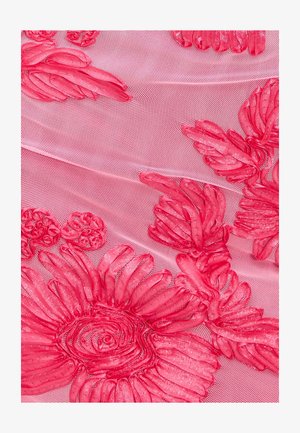 Roze geborduurde bloemenkantstof met verhoogde bloemen en ingewikkelde texturen, met verschillende tinten roze en delicate netting.