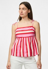 Maglietta a righe rosse e rosa con corpino arricciato, spalline sottili regolabili e vita svasata. Tessuto di cotone leggero con una texture morbida.