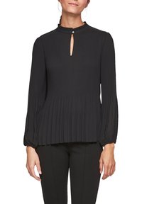 Zwarte geplooide blouse met lange mouwen, een hoge hals en een sleutelgatopening. Gemaakt van lichtgewicht stof met een gladde textuur en een zachte afwerking.