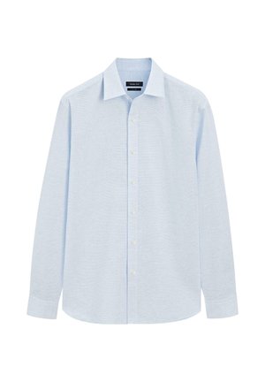 Chemise bleue claire à manches longues avec col classique et texture rayée subtile, présentée sur un fond blanc.