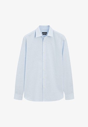 Chemise bleue claire à manches longues avec col classique et texture rayée subtile, présentée sur un fond blanc.