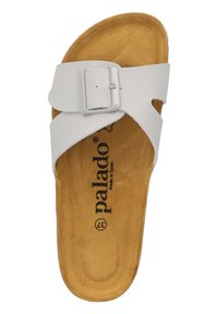 Sandal in pelle bianca con una sola fascia regolabile e fibbia silver. Caratterizzato da una morbida soletta in suede marrone chiaro. Contrassegnato con "palado" e numero 37.
