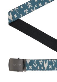 Stoffen riem in teal met witte geometrische patronen. Zwarte elastische band met een metallic zilveren gesp, gegraveerd met "PROTEST."