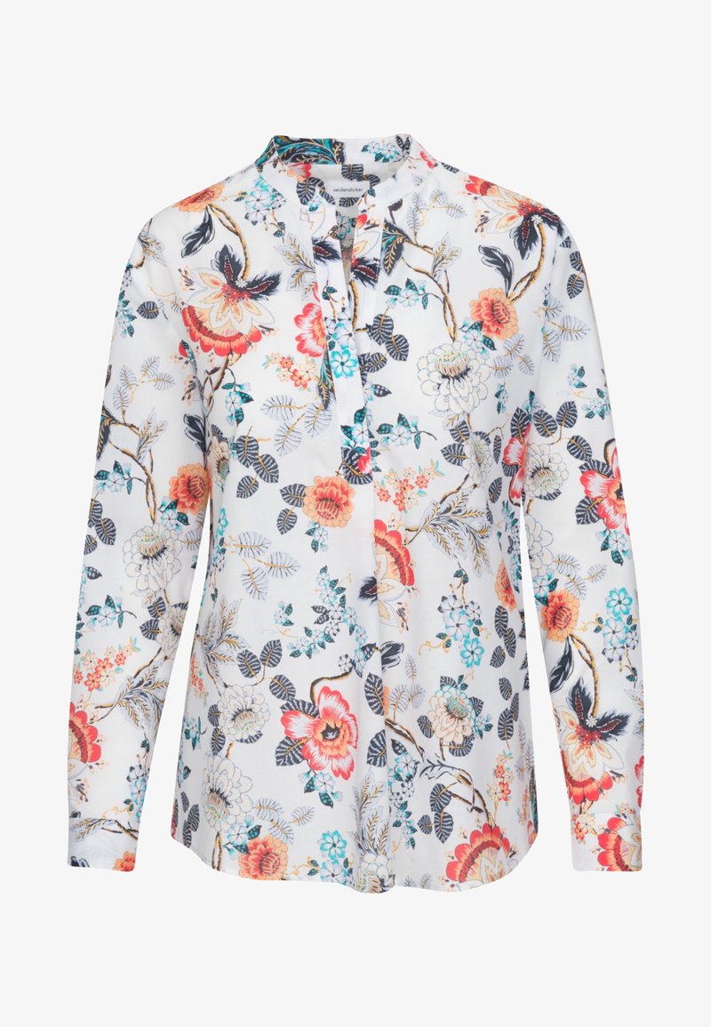 Blouse fleurie avec un fond blanc, manches longues et fermeture boutonnée à l'avant. Motifs comprenant des fleurs rouges, bleues et jaunes avec des feuilles vertes.