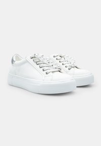 Baskets blanches en cuir texturé avec des accents argentés. Elles sont dotées de lacets ronds et d'embellissements en forme de perles sur les côtés. Semelle plate.