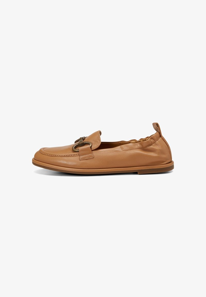 Mocassin en cuir marron clair à enfiler avec côtés élastiques, boucle décorative métallique sur le dessus et semelle plate en caoutchouc.