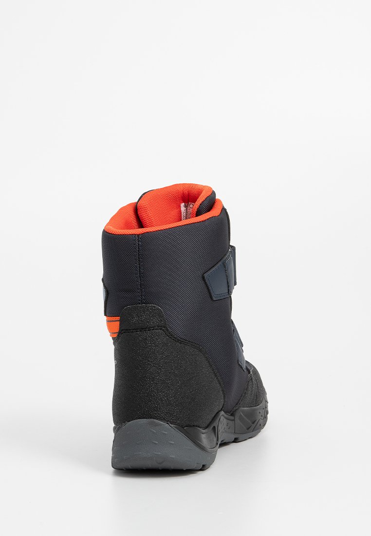 Schwarzer Textilstiefel mit oranger Innenseite, Klettverschluss und strukturiertem Gummisohle. Verfügt über eine verstärkte Ferse und gepolsterte Knöchelunterstützung.
