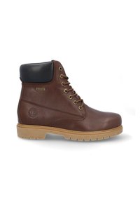 Botín de cuero marrón con cuello acolchado negro, parte frontal con cordones, etiqueta de impermeabilidad y suela beige de tracción, mostrado en perfil lateral.