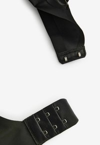 Spalline di reggiseno in satin nero con ganci regolabili, caratterizzate da una texture liscia e una fascia resistente con accessori metallici per un fissaggio sicuro.