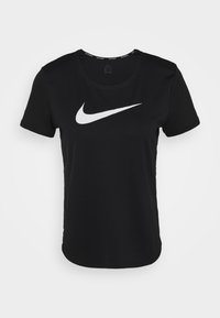 Czarna sportowa koszulka z krótkim rękawem wykonana z oddychającego materiału, z białym logo Nike Swoosh na przedzie i okrągłym dekoltem.