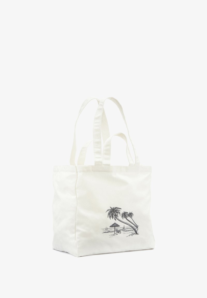 Weiße Baumwolltasche mit Grafik von Palmen und einer Strandlandschaft. Verfügt über zwei robuste Griffe und eine strukturierte Form.