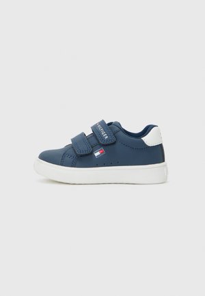 Marineblauwe kindersneakers met twee klittenbandsluitingen, rubberen zool, witte accenten op de hiel en een klein logodetail aan de zijkant.
