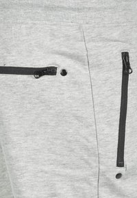 Solid SDTARAS - Rövidnadrágok - light grey