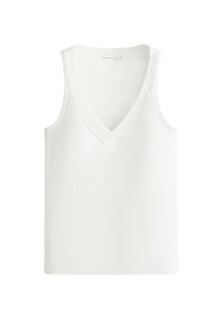 Débardeur blanc à côtelés avec un décolleté en V et de larges bretelles. Présente une texture lisse et une coupe ajustée. Aucun motif ni accent supplémentaire.