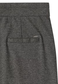 Pantalon en tissu gris avec un tissage texturé, une poche arrière unique et une petite étiquette de marque, taille structurée et plis.