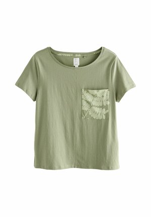 Vaaleanvihreä lyhythihainen T-paita, joka on valmistettu pehmeästä kankaasta. Paidassa on rintatasku, jossa on läpikuultava kukkakuosi. Pyöreä kaula-aukko.