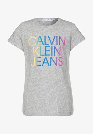 Szary bawełniany t-shirt z krótkimi rękawami i okrągłym dekoltem. Na przodzie znajduje się napis "CALVIN KLEIN JEANS" w wielokolorowym, wyraźnym stylu.