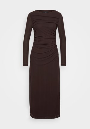 Vestido negro de manga larga con detalles fruncidos, escote redondeado y un diseño ajustado que fluye hasta la mitad de la pantorrilla. Fabricado en tela texturizada.