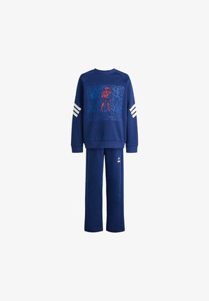 Survêtement deux pièces Spider-Man bleu marine composé d'un sweat-shirt affichant trois poses de Spider-Man et d'un pantalon assorti avec le logo Adidas.
