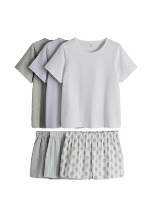 Drie korte mouw T-shirts in wit, lichtgrijs en grijs gecombineerd met drie shorts met elastische taille in grijs, gestreept en met bladmotief.