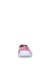 Sneaker in tessuto rosa con suola in gomma bianca, caratterizzato da una finitura liscia, cerniere laterali e un design a punta arrotondata.