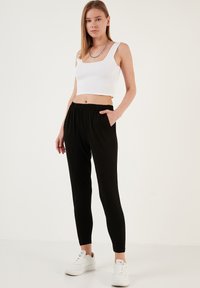 LELA REGULAR FIT - Trainingsbroek - black