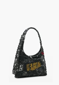 Sort stofhåndtaske med en flettet rem, prydet med hvide grafiske tryk og en gul "DESIGUAL"-logo på forlommen.