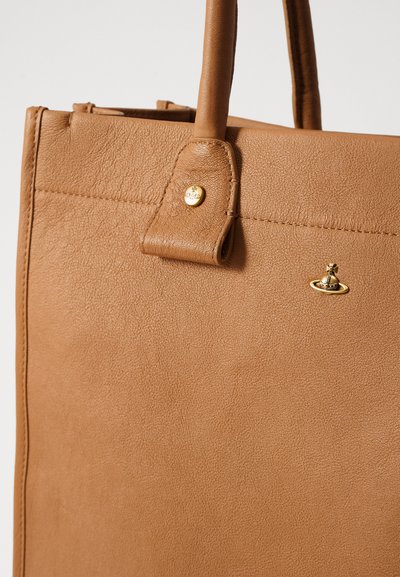 Borsa a spalla in pelle tan con finitura texturizzata, dotata di manico superiore, un piccolo dettaglio in metallo dorato e linee pulite e strutturate.